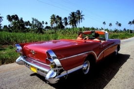 Kuba je plná starých amerických aut